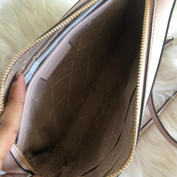 Sale 🎊 Beautiful Mk Jet Set Crossbody large🦄 - Picture 4 of 8